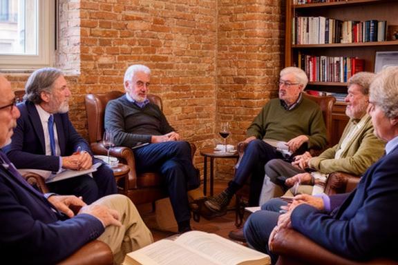 Gruppo di uomini seduti in cerchio discutono un libro in una sala con pareti in mattoni a vista presso il club di Parma